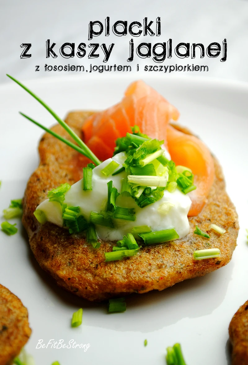 Placki z kaszy jaglanej z łososiem, jogurtem i szczypiorkiem