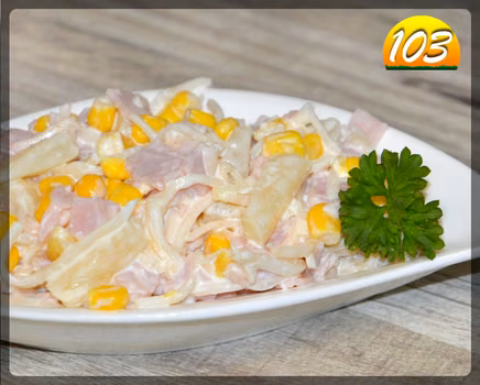 Sałatka z szynką i ananasem