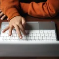 Influencerzy i nielegalny hazard: Nowe zagrożenie dla najmłodszych!