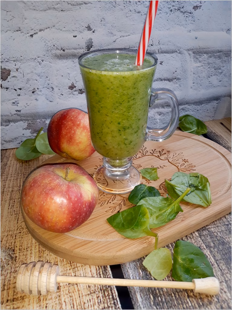 Zdrowe smoothie z gruszką, szpinakiem i ziołomiodem z czarnego bzu