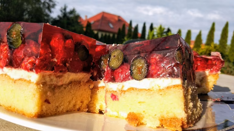 Monikowy biszkopt z owocami, galaretką i bitą śmietaną