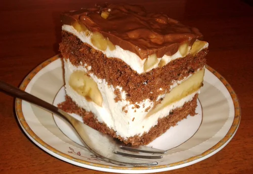 Ciasto bananowe z lekkim kremem jogurtowym i czekoladą