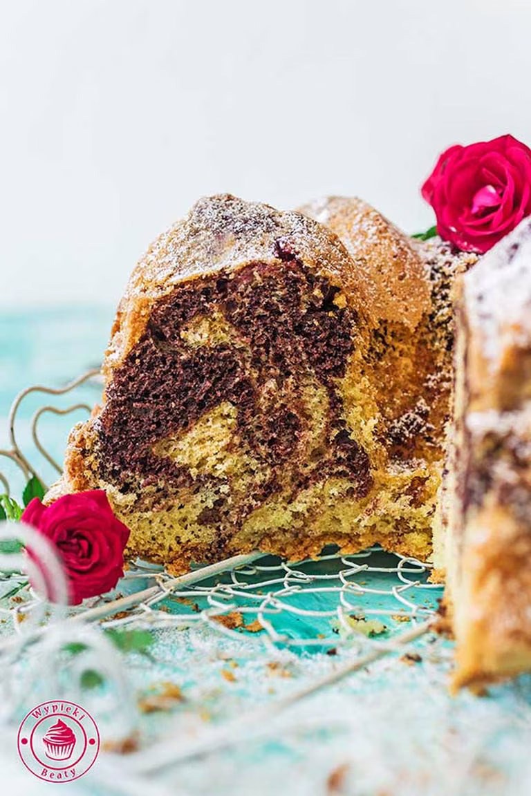 Łaciata babka z wiśniami