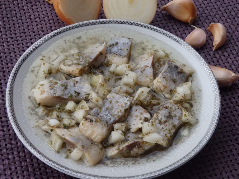 Śledzie w oleju z majerankiem i czosnkiem
