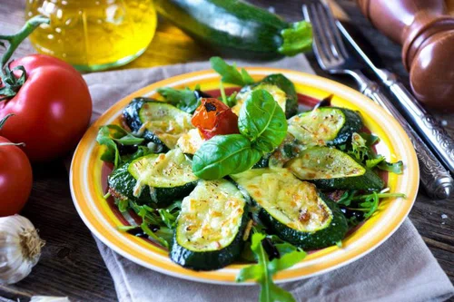 Pieczona cukinia z serem mozzarella