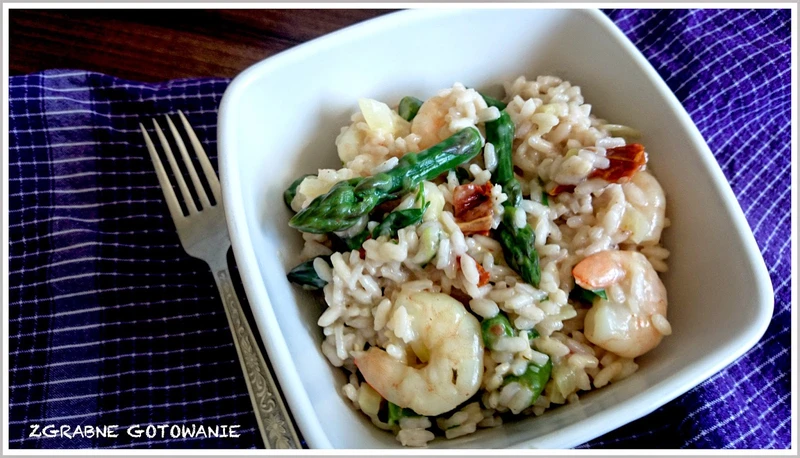 Risotto z krewetkami, szparagami i suszonymi pomidorami