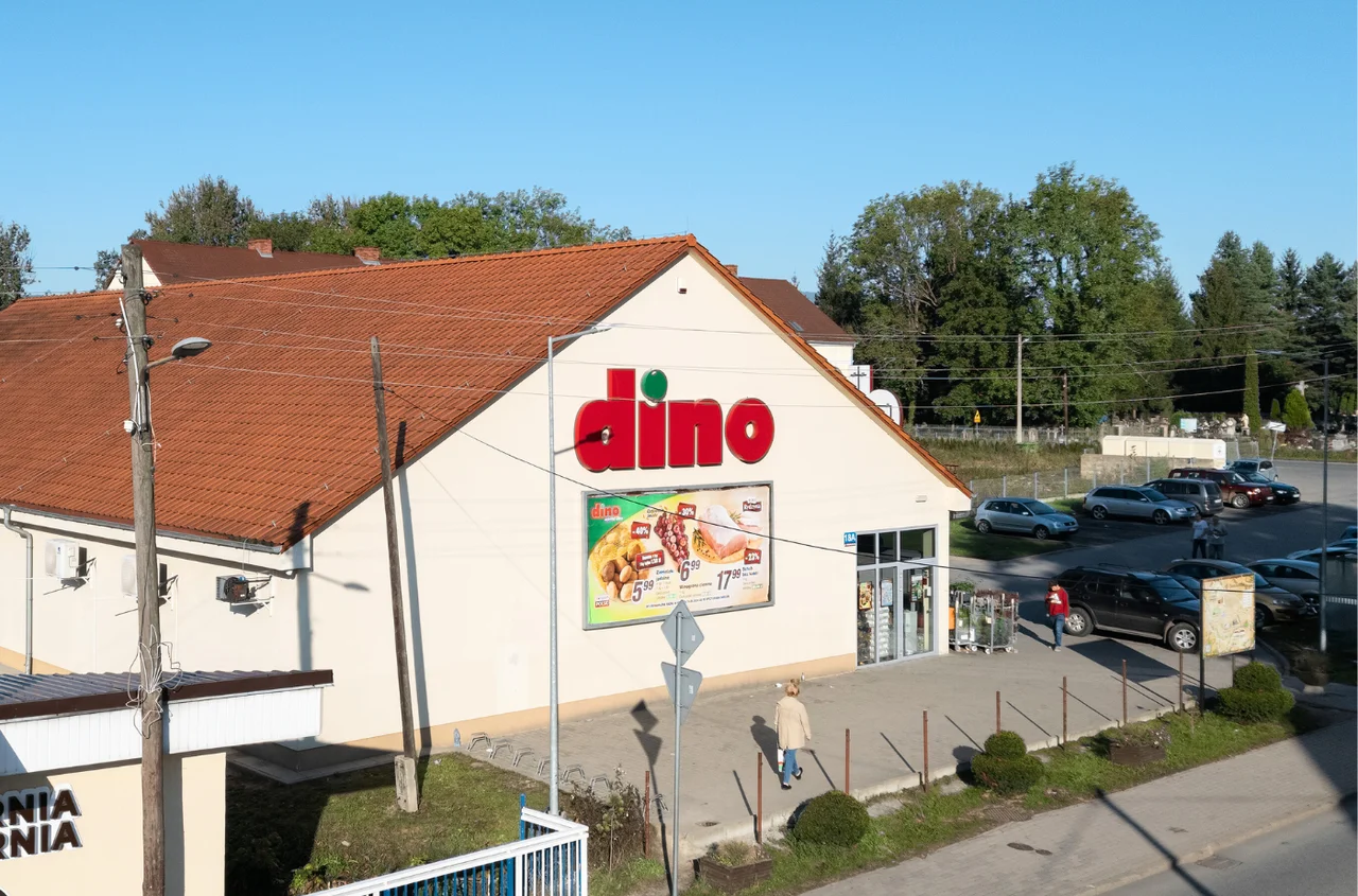 Dla jednych hit, dla innych szczyt obciachu! Dino wypuściło swoje klapki i zrobiło furorę w Internecie