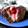 Czekoladowe muffinki z serem i sosem wiśniowym
