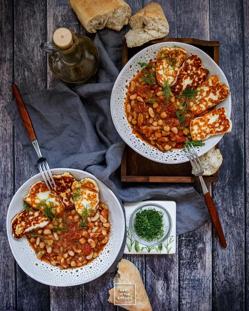 Fasolka w pomidorach po grecku – z cytryną i smażonym serem halloumi