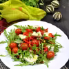 SAŁATKA Z RUKOLĄ, NIEBIESKIM SEREM I PISTACJAMI