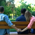 Trzymanie się za ręce może być zdradą? Tak to widzą polskie sądy