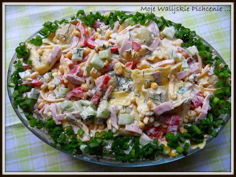 Sałatka z pierożkami ravioli