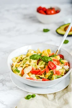Makaron z awokado, łososiem i mozzarellą