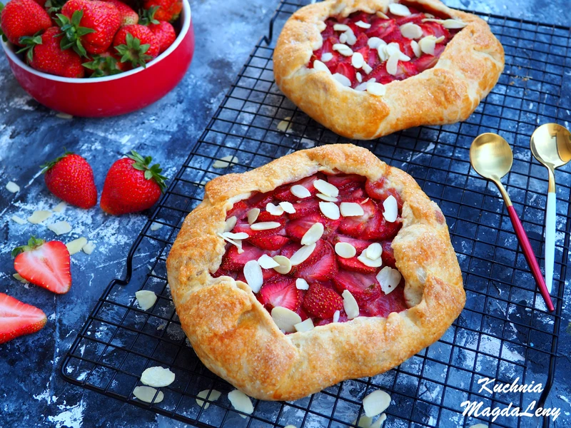 Galette z truskawkami i pastą migdałową