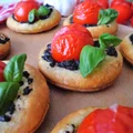 Pizzette z ciasta francuskiego z pomidorkami i kremem z czarnych oliwek