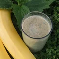 Koktajl bananowo-jabłkowy z pokrzywą