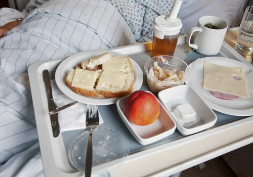 Krewetki i pistacje w szpitalach? To nie żart - Ministerstwo Zdrowia zapowiada rewolucje w szpitalnym jadłospisie