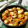 PIECZONE ZIEMNIACZKI Z TYMIANKIEM I WARZYWAMI