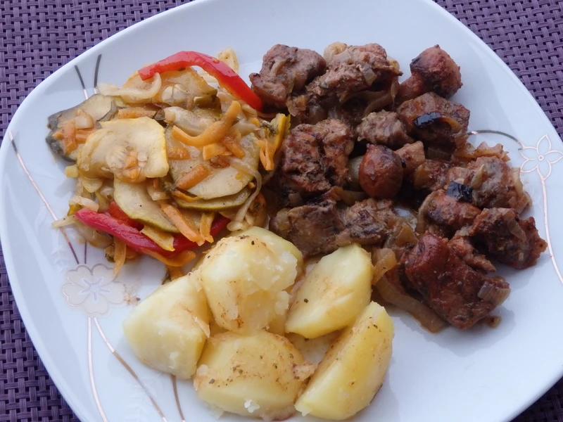 Karkówka zapiekana z pieczarkami