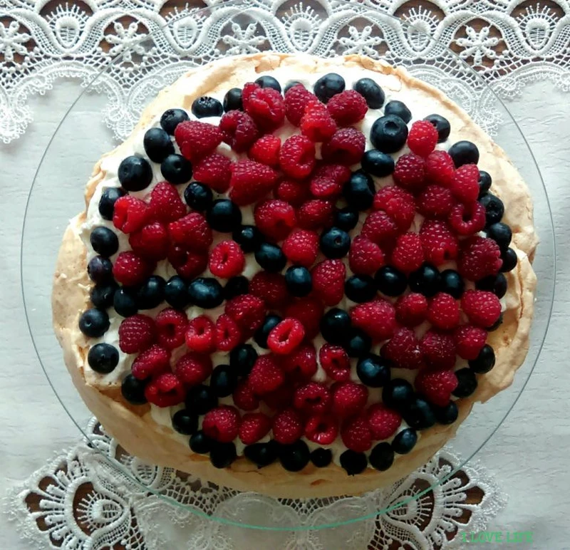 Torcik bezowy z malinami i borówkami