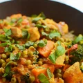 Kurczak w sosie curry z brązowym ryżem i warzywami