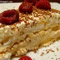 TORT BEZOWY Z KREMEM KAWOWYM I MALINAMI