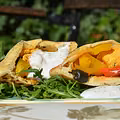 Smakowity kurczak w chlebku naan