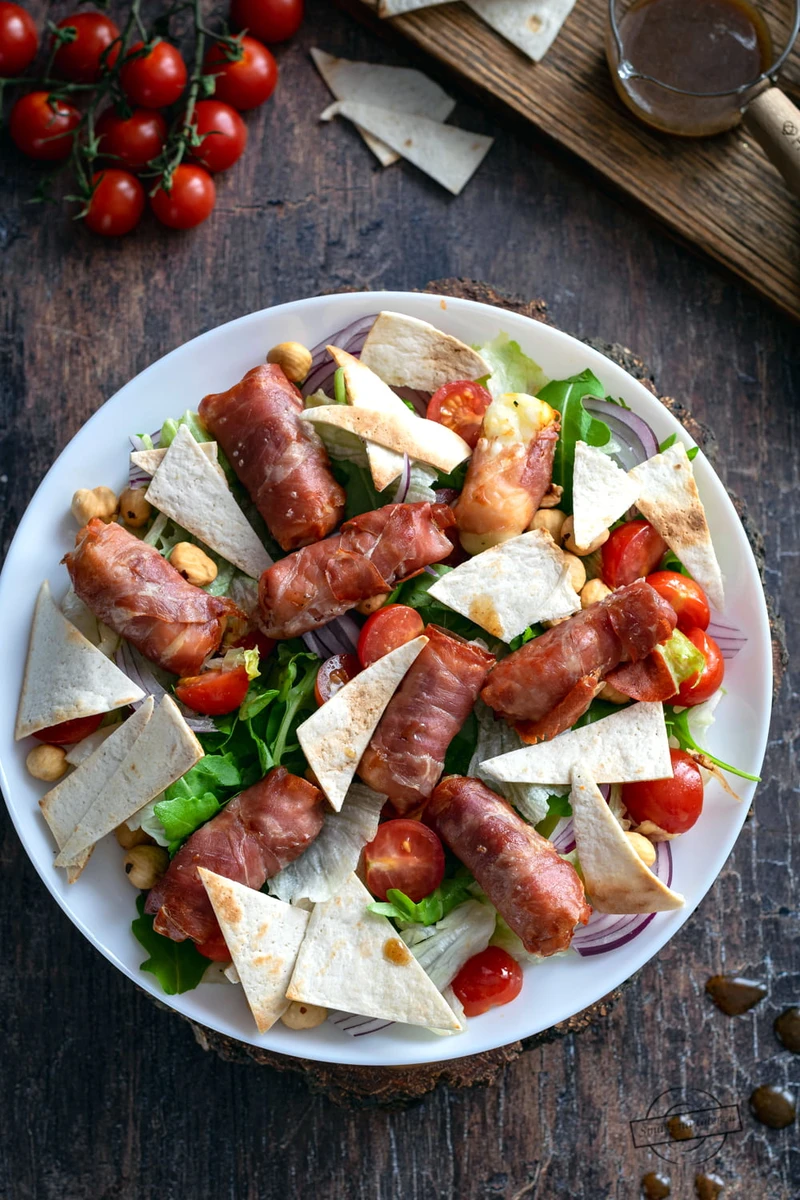 Sałatka z halloumi w szynce parmeńskiej oraz chipsami z tortilli