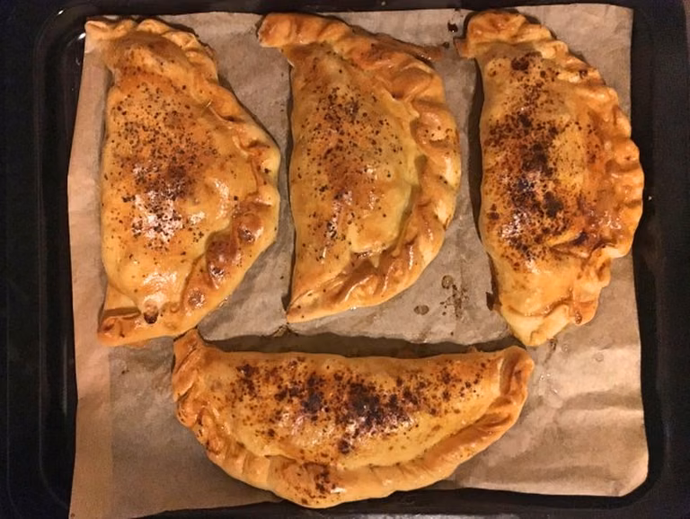 Pierogi pieczone z wędzonym pstrągiem