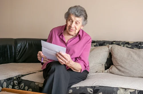 Uwaga seniorzy - ZUS rozsyła decyzje o podwyżkach świadczeń! 3 możliwe scenariusze