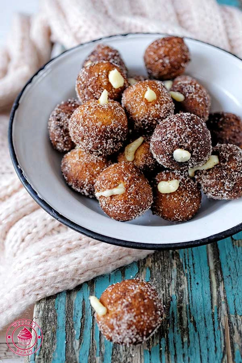Mini pączki z białą czekoladą
