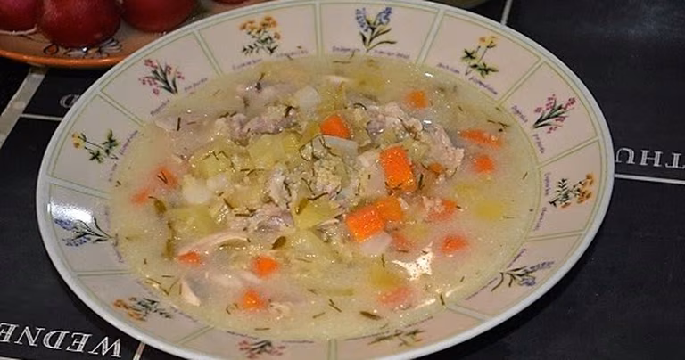 Zupa ogórkowa z kaszą jaglaną