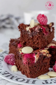 Brownie z białą czekoladą i malinami