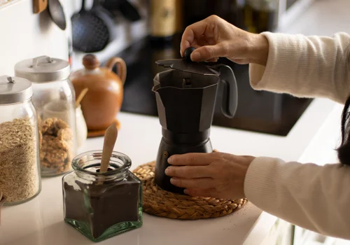 Wygląda jak kawa, ale nią nie jest? Podróbki zalewają sklepy!