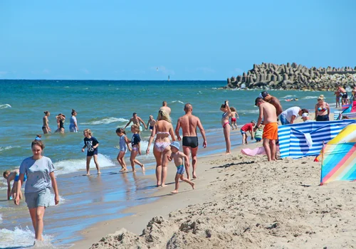 Na polskich plażach pojawiły się nowe tablice z ostrzeżeniem! Turyści muszą się mieć na baczności