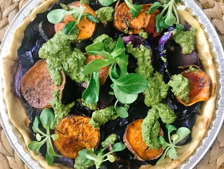 Tarta z pieczoną kapustą, batatem i pesto