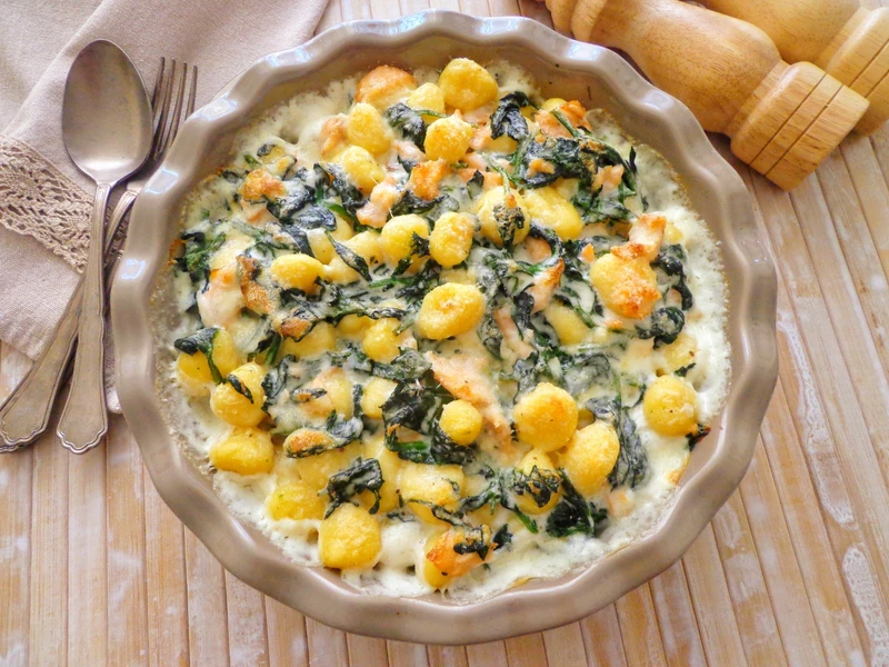 Gnocchi zapiekane ze szpinakiem, wędzonym łososiem i beszamelem