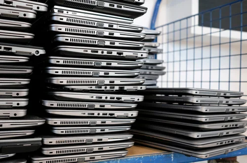 Laptopy za miliony kurzą się w magazynach! Rząd ogłasza konkurs na zgarnięcie 15 tys. urządzeń