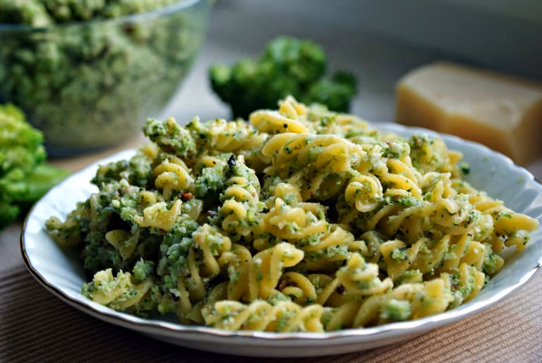 Makaron z pesto brokułowym