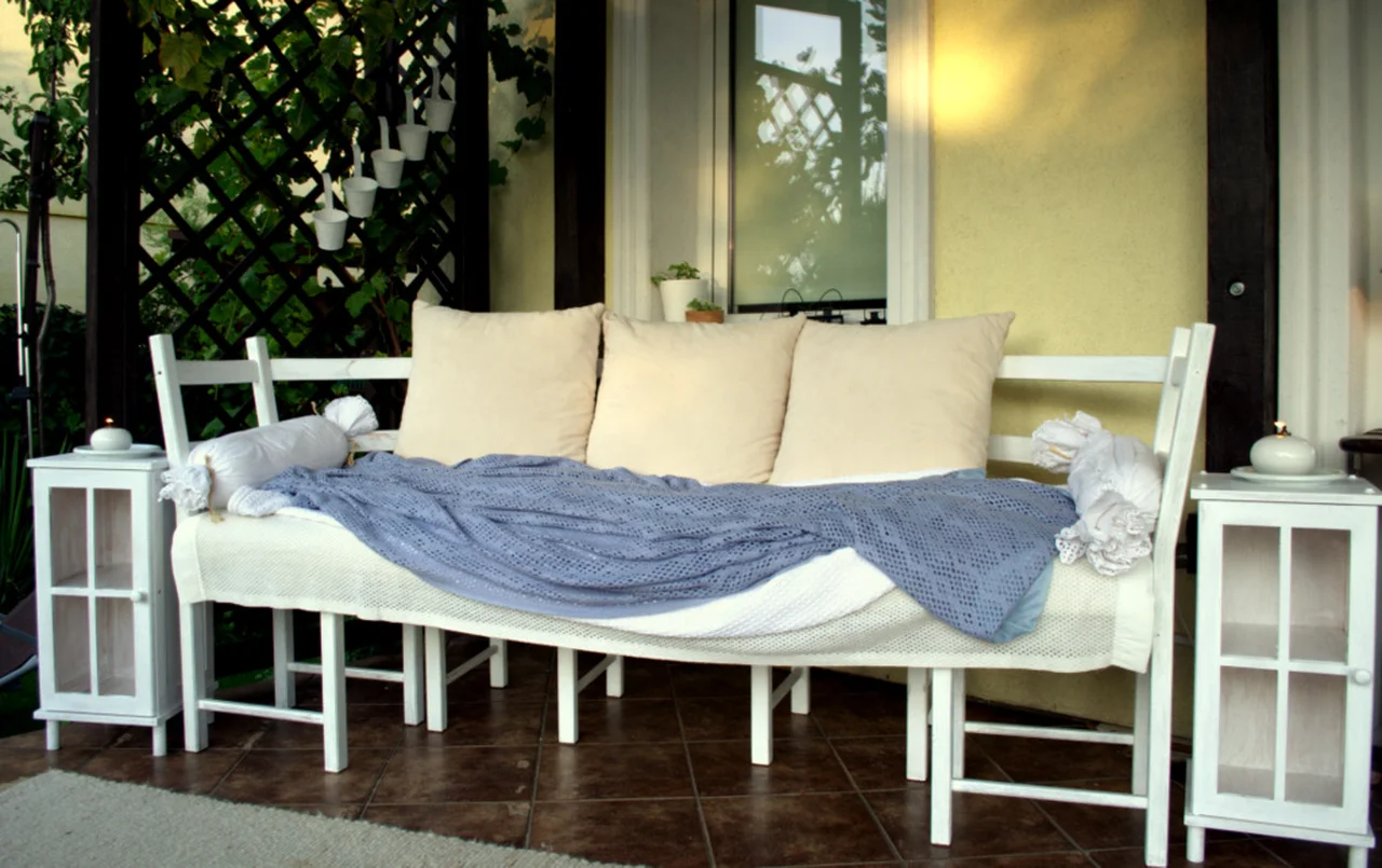 DIY: wygodna ogrodowa ławeczka z krzeseł