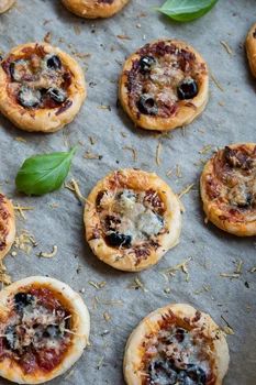 Pizzerinki z ciasta francuskiego - Przepis od Po Prostu Pycha