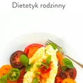 Delikatny omlet na sałatce z pomidorów