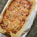 Ucierane ciasto z truskawkami i kruszonką
