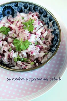 Surówka z czerwonej cebuli