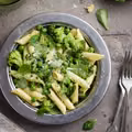 PENNE Z PESTO SZPINAKOWYM, BROKUŁAMI I GROSZKIEM