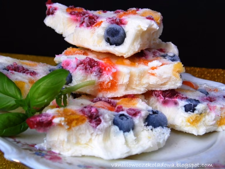 Mrożony jogurt z owocami lata