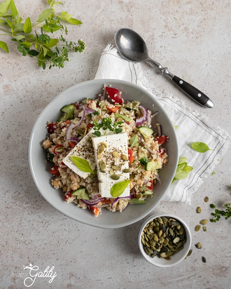 Sałatka z kaszą bulgur i fetą