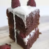 Piwne brownie z sosem waniliowym i malinami