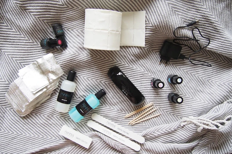CO ZAWIERA ZESTAW STARTOWY DO MANICURE HYBRYDOWEGO?