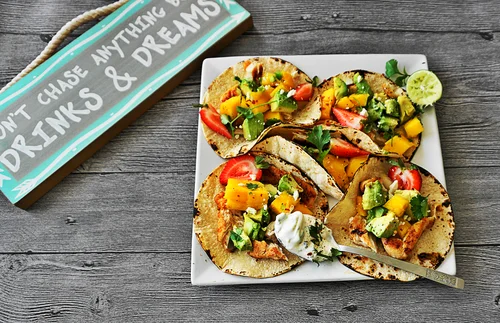 Tacos z kurczakiem i salsa blanca picante
